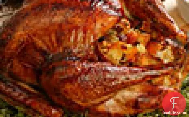 हर्ब स्टफिंग और पुराने जमाने की ग्रेवी के साथ क्लासिक रोस्ट टर्की