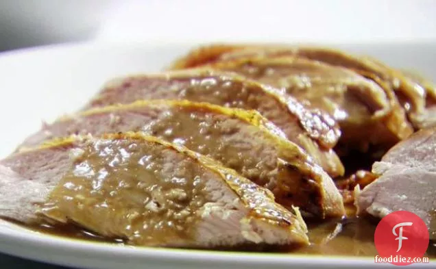 मसालेदार जड़ी बूटी के तेल के साथ भुना हुआ टर्की स्तन