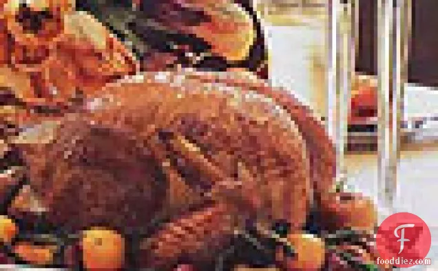 टर्की को सेब, प्याज, तली हुई ऋषि पत्तियों और सेब साइडर ग्रेवी के साथ भूनें