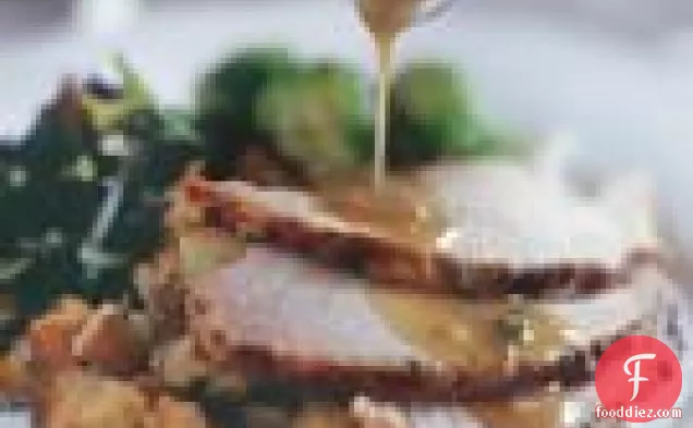 हर्ब ग्लेज़ और शारदोन्नय ग्रेवी के साथ बटरफ्लाइड टर्की