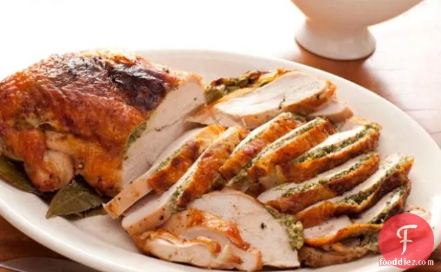 जड़ी बूटी भुना हुआ टर्की स्तन के साथ पैन ग्रेवी