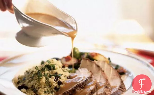 ट्यूनीशियाई-लहसुन कूसकूस और हरीसा ग्रेवी के साथ मसालेदार टर्की