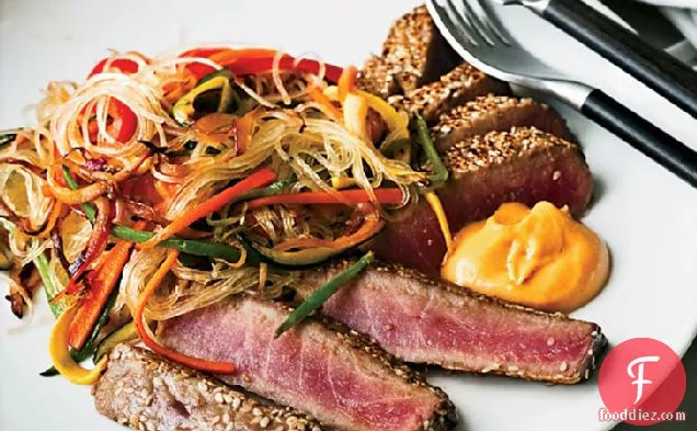 अदरक क्रीम के साथ तिल-क्रस्टेड टूना