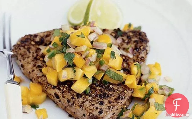 पपीता साल्सा के साथ कटा हुआ टूना