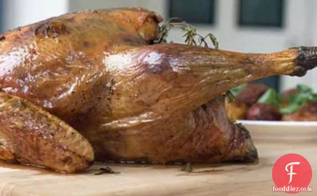 नींबू और ऋषि मक्खन, और क्रैनबेरी और नारंगी भराई के साथ तुर्की