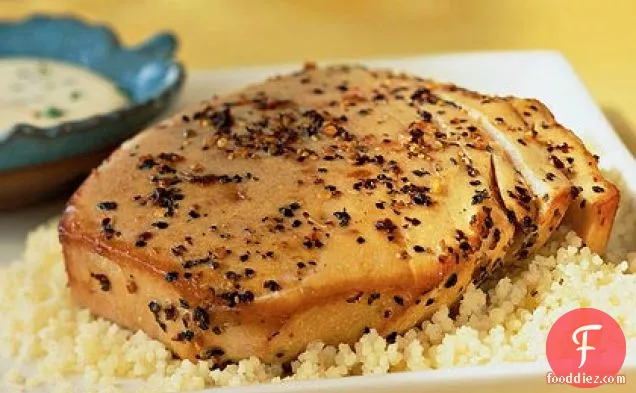 नारंगी मेयोनेज़ के साथ ओक-प्लैंक पेपरकॉर्न टूना स्टेक