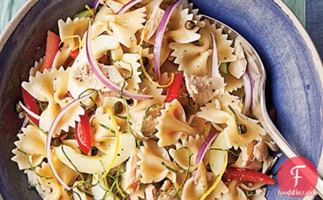 धनुष संबंधों, काली मिर्च और जैतून के तेल के साथ इतालवी टूना