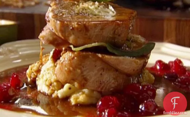 लीक और कॉर्नब्रेड स्टफिंग के साथ ओवन-भुना हुआ टर्की स्तन