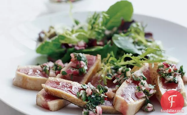 चिमिचुर्री सॉस और साग के साथ कटा हुआ टूना