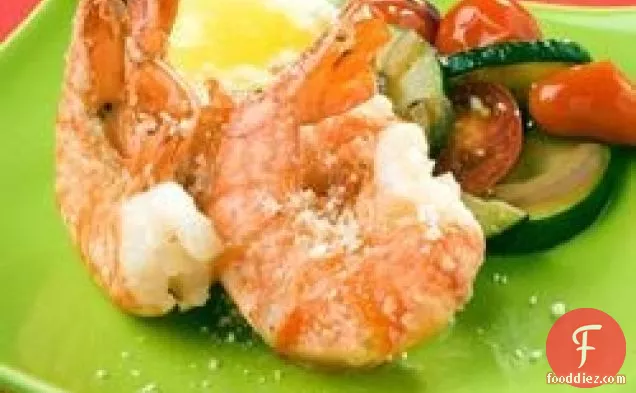 उबला हुआ नींबू और लहसुन बाघ झींगे