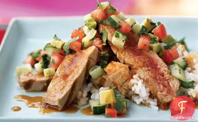 चिपोटल पोंज़ू और एवोकैडो सालसा के साथ ग्रील्ड टूना