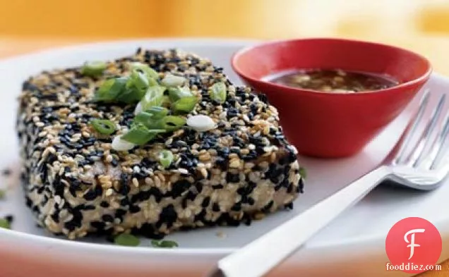 वसाबी-पोंज़ू सॉस के साथ तिल-क्रस्टेड टूना