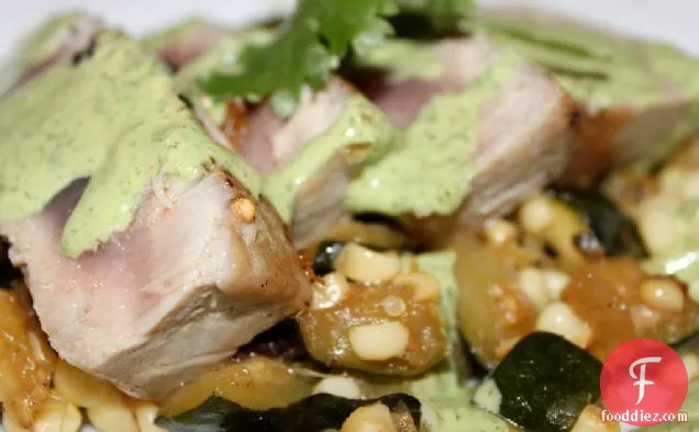 सीलेंट्रो दही सॉस और स्वीट कॉर्न हैश के साथ कटा हुआ टूना