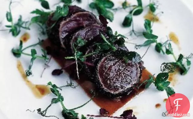 मसालेदार मूली और मसालेदार अदरक के साथ कटा हुआ टूना