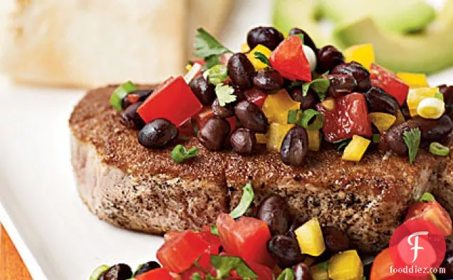 काली बीन साल्सा के साथ धनिया-क्रस्टेड टूना