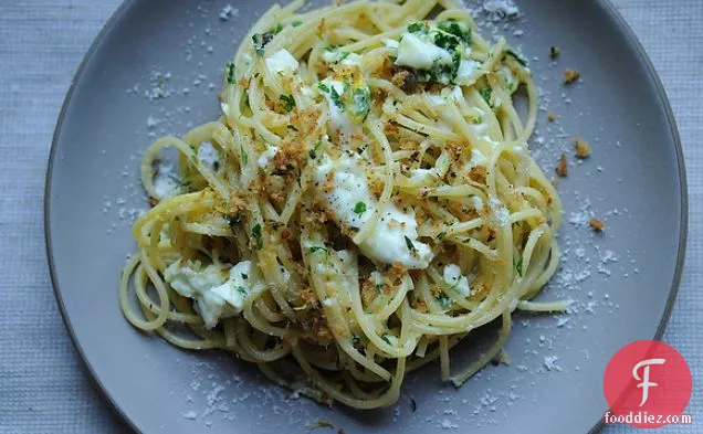 एक के लिए तले हुए अंडे और पेंग्रीटाटा के साथ रोंडा की स्पेगेटी