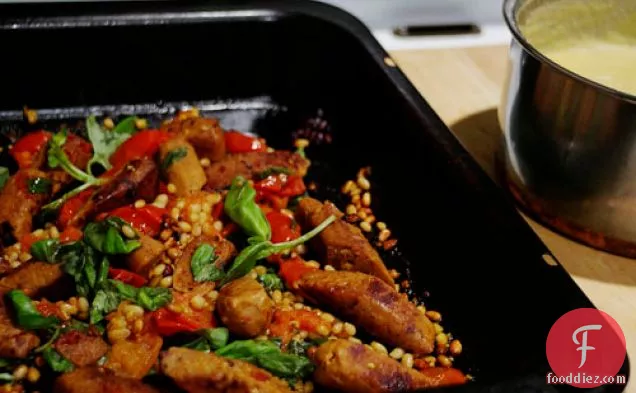 भुना हुआ शाकाहारी सॉसेज डब्ल्यू / सॉफ्ट क्रीमी पोलेंटा