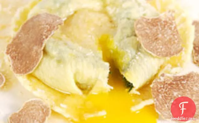 अंडे की जर्दी ट्रफल मक्खन के साथ रैवियोलो