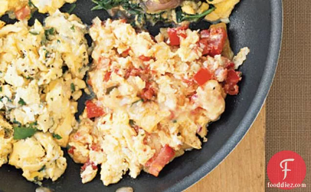 टॉर्टिला चिप्स, सालसा और पनीर के साथ अंडे