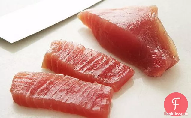 एवोकैडो, मिर्च, और ककड़ी के साथ मसालेदार टूना