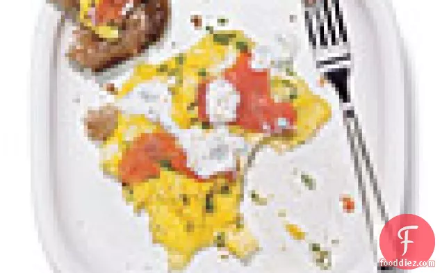 स्मोक्ड सैल्मन और नींबू क्रीम के साथ तले हुए अंडे