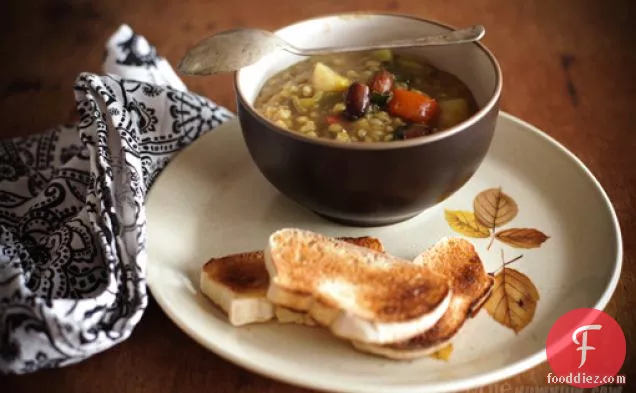 करी सब्जी स्टू डब्ल्यू / मोती जौ और बादाम