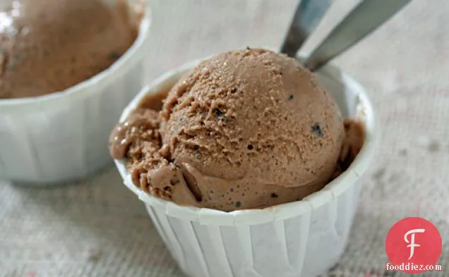 दूध चॉकलेट-काली मिर्च आइसक्रीम