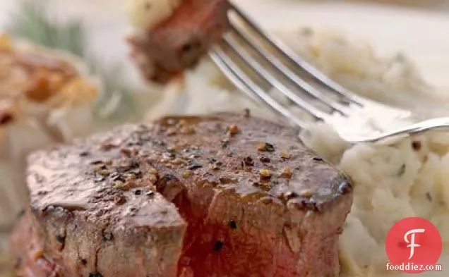 पेपरकॉर्न सरसों की चटनी के साथ फ़िले मिग्नॉन