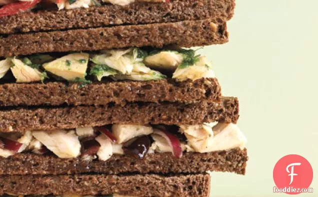 लाल प्याज और कलामाता जैतून टूना सैंडविच