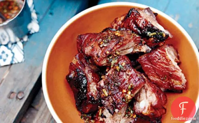 व्हिस्की मैरिनेड के साथ हनी-ग्लेज़ेड बेबी बैक रिब्स