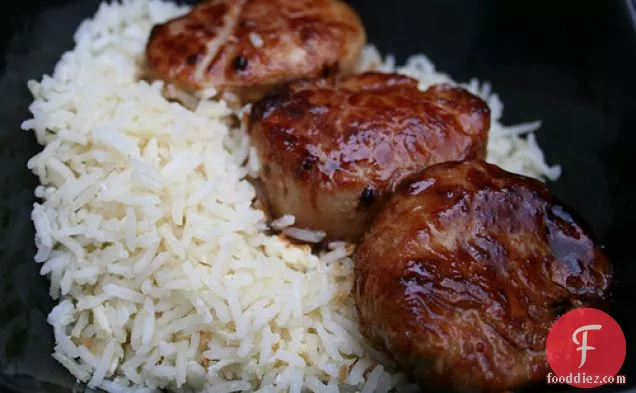 अंडे के तले हुए चावल के साथ सोया, शहद और शेज़ुआन काली मिर्च पोर्क पदक