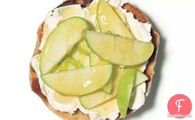 Bagel With Cream Cheese, Apple, And Honey