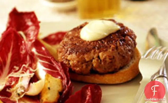 वसाबी मेयोनेज़ के साथ ओपन-फेसेड टूना बर्गर