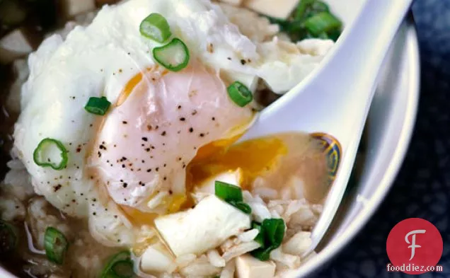 चावल और पके हुए अंडे के साथ मिसो सूप