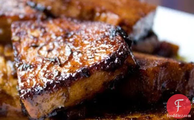 बचे हुए क्रैनबेरी-सोया सॉस चिपचिपा मीठा टोफू स्टेक