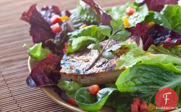 मिसो ड्रेसिंग के साथ ग्रिल्ड टोफू सलाद