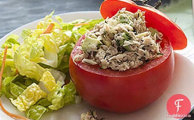 टूना और एवोकैडो-भरवां टमाटर