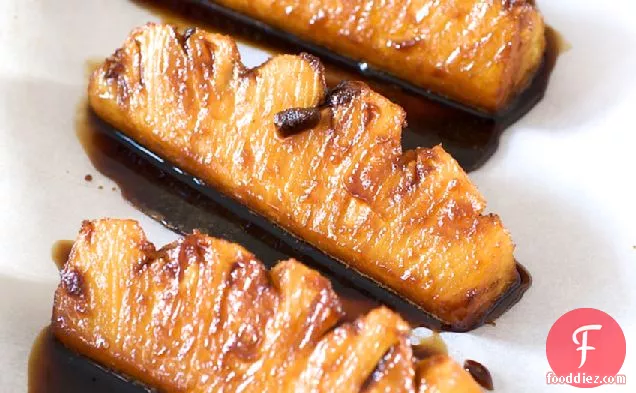 डार्क ब्राउन शुगर के साथ भुना हुआ अनानास गुड़