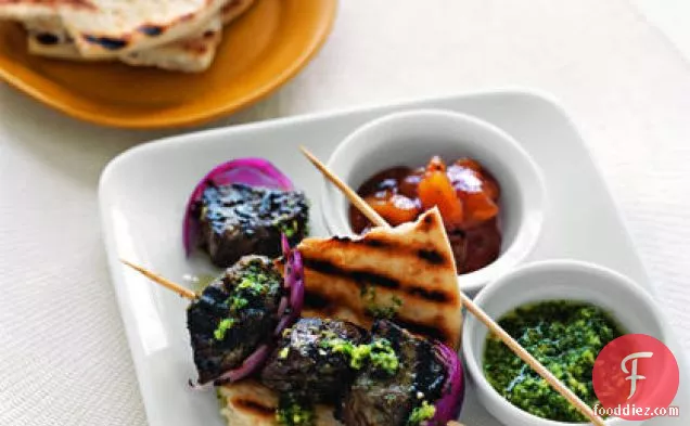 सीताफल सॉस के साथ भारतीय शैली के बीफ कबाब