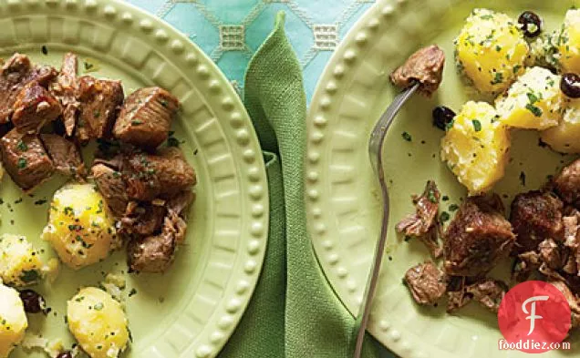 धनिया आलू के साथ मसालेदार भुना हुआ सूअर का मांस