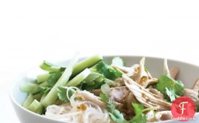 चिकन और सीताफल के साथ एशियाई नूडल सलाद