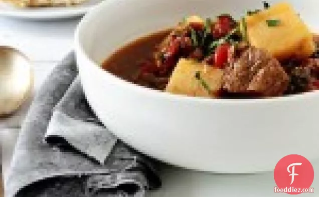 भुना हुआ पोब्लानो बीफ स्टू