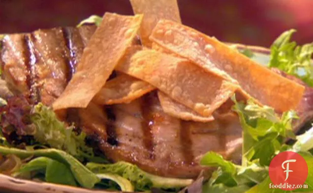 नींबू-वसाबी ड्रेसिंग और गर्म सरसों वॉनटन चिप्स के साथ कटा हुआ टूना