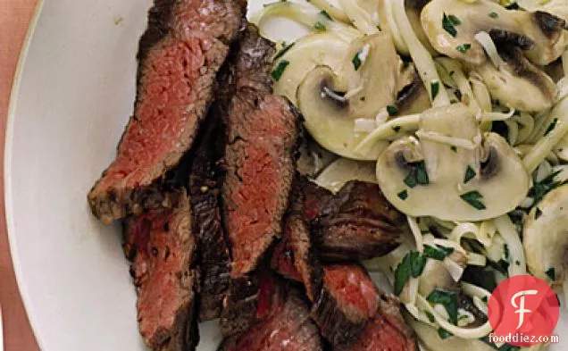 मशरूम सलाद के साथ सियर स्कर्ट स्टेक