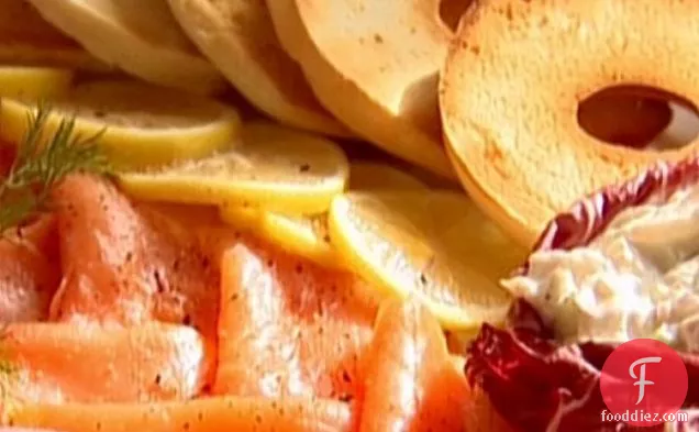 स्मोक्ड सैल्मन और व्हाइटफ़िश सलाद के साथ बैगल्स