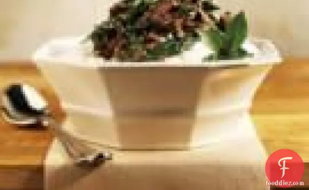 थाई तुलसी और चमेली चावल के साथ मसालेदार ब्लैक बीन बीफ