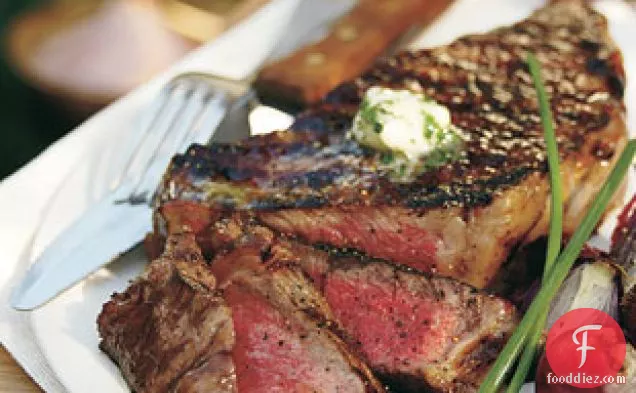 अजमोद-लहसुन मक्खन के साथ ग्रील्ड रिब-आई स्टेक