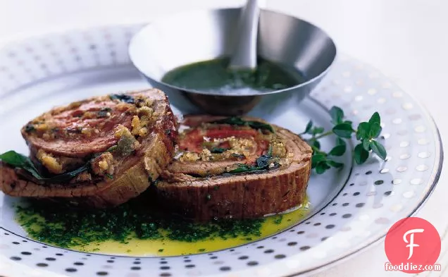 प्रोसिटुट्टो और तुलसी के साथ लुढ़का हुआ फ्लैंक स्टेक