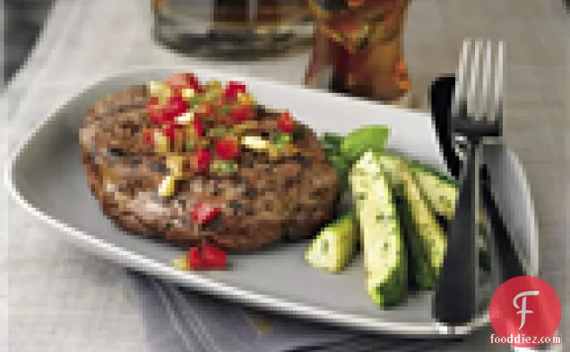 ब्लैकस्ट्रैप कारमेलाइज्ड प्याज के साथ स्टेक करता है