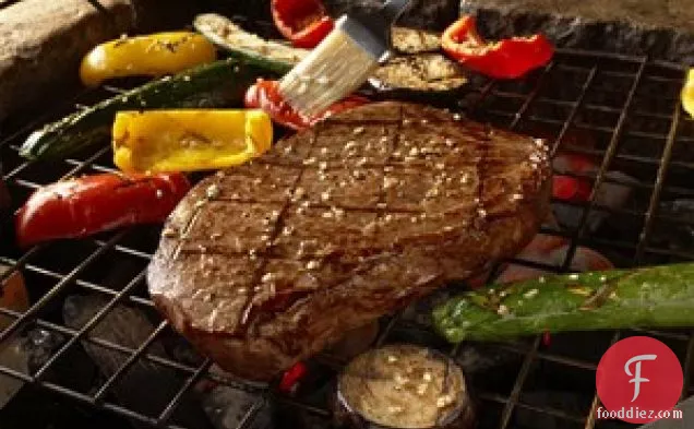 ग्रील्ड रैटटौइल के साथ इतालवी मसालेदार स्टेक